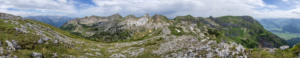 Blick vom Gipfel der Haidachstellwand (2192m) auf das Karwendel-Gebirge und das Rofan mit den Dalfazer Wänden, dem Hochiss (2299m), Spieljoch (2236m), Seekarlspitze (2261m), Roßkopf (2246m), Rofanspitze (2259m), Sagzahn (2228m) und dem Vorderen Sonnjoch (2224m), Rofan, Juni 2015.
