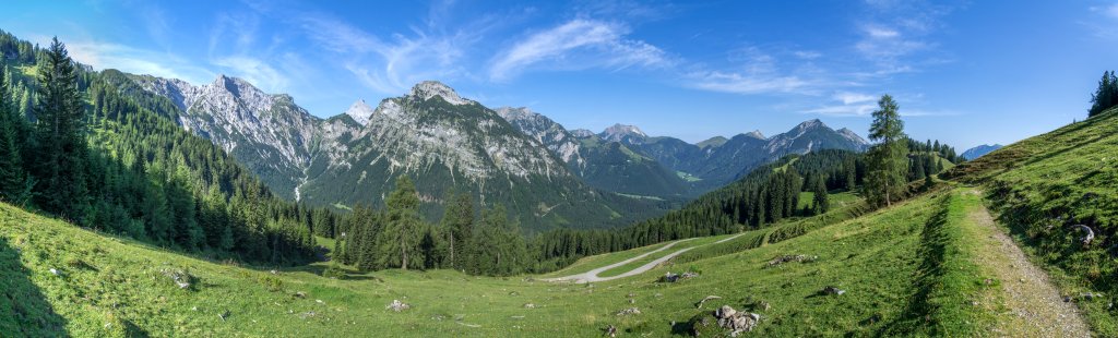 Blick auf die Pertisauer Karwendel-Täler und den Dristkogel (2005m) im Aufstieg von der Bärenbad-Alm zum Stanser Joch, Karwendelgebirge, August 2015.
