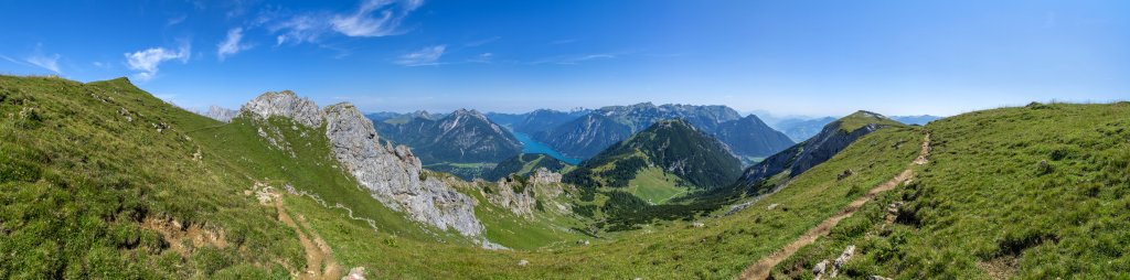 Der Sattel am Übergang zwischen Seierjoch (2148m) und Stanser Joch (2102m) bietet einen weiten Blick auf Seeberg Spitze (2085m), Seekar Spitze (2053m), den Achensee, Unnütz, Guffert, Rofan und den Bärenkopf (1991m), Karwendelgebirge, August 2015.