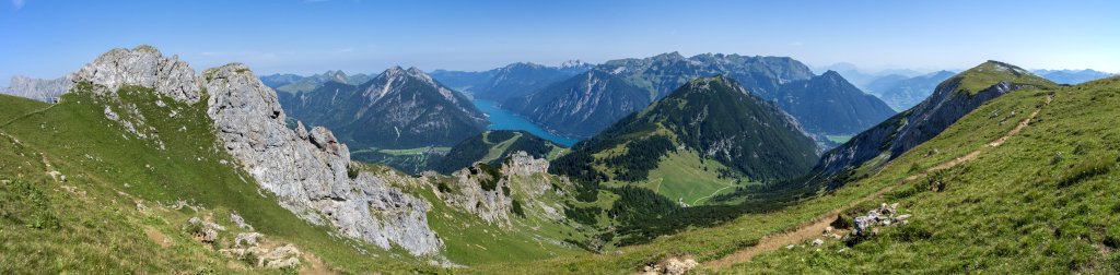 Der Sattel am Übergang zwischen Seierjoch (2148m) und Stanser Joch (2102m) bietet einen weiten Blick auf Seeberg Spitze (2085m), Seekar Spitze (2053m), den Achensee, Unnütz, Guffert, Rofan und den Bärenkopf (1991m), Karwendelgebirge, August 2015.