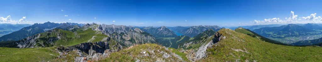 360-Grad-Panorama am Gipfel des Seierjochs (2148m) mit großer Rundumsicht auf Karwendelgebirge, Achensee, Rofangebirge und das Inntal, Karwendelgebirge, August 2015.