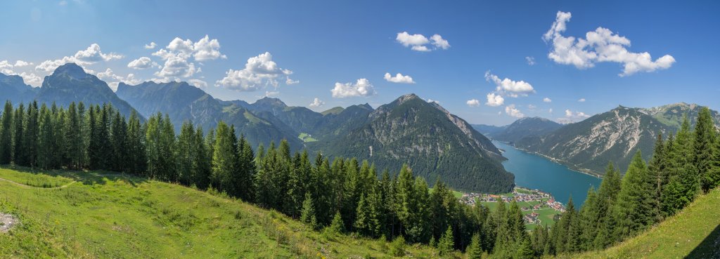 Blick von der Terrasse des Alpengasthofs Karwendel am Zwölferkopf (1491m) über Pertisau und dem Achensee, Karwendelgebirge, August 2015.