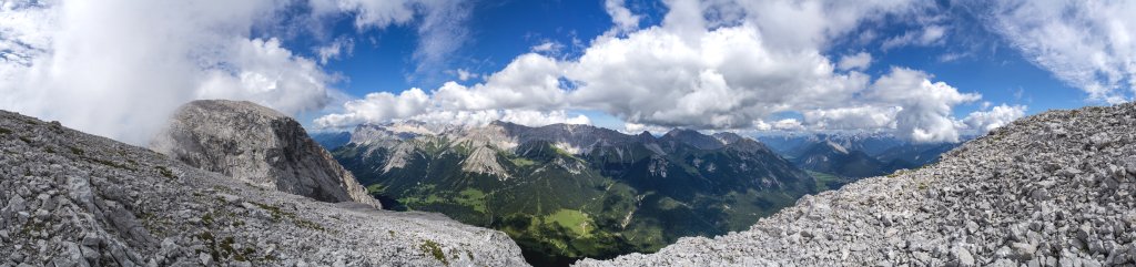 Panorama vom Ostgipfel der Hohen Munde (2592m), der östlichsten Erhebung in der Mieminger Kette, mit Blick auf den Westgipfel der Hohen Munde (2659m), die Bergkette des Wettersteins mit der Zugspitze (2962m) und das Leutaschtal mit den Arnspitzen, Mieminger Gebirge, August 2015.