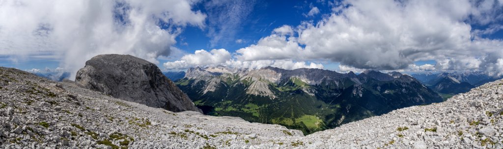 Panorama vom Ostgipfel der Hohen Munde (2592m), der östlichsten Erhebung in der Mieminger Kette, mit Blick auf den Westgipfel der Hohen Munde (2659m), die Bergkette des Wettersteins mit der Zugspitze (2962m) und das Leutaschtal mit den Arnspitzen, Mieminger Gebirge, August 2015.