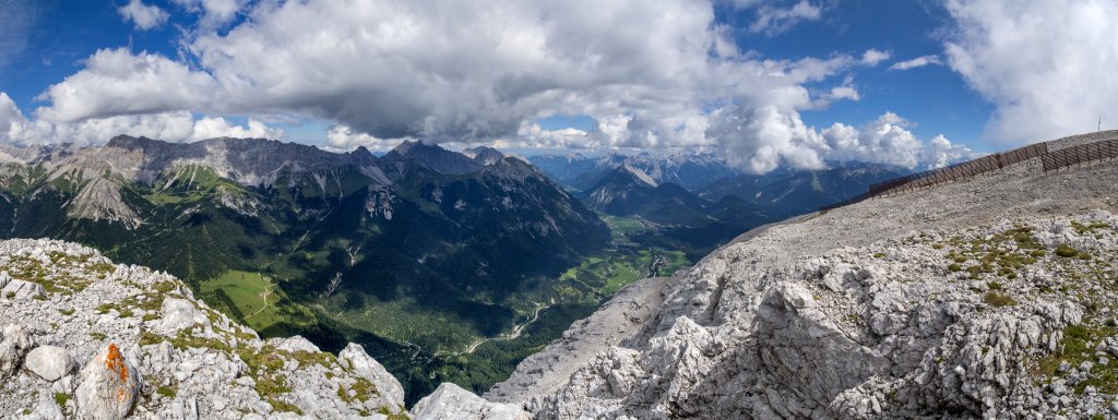 Blick vom Ostgipfel der Hohen Munde (2592m) auf Wetterstein, Gaistal und Leutaschtal, Mieminger Gebirge, August 2015.