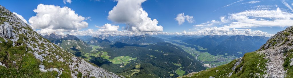Panorama im Abstieg von der Hohen Munde mit Blick nach Osten auf Leutaschtal, Arnspitzen, das Karwendel, Seefeld und das Inntal, Mieminger Gebirge, August 2015.