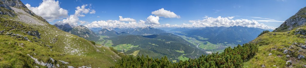Panorama im Abstieg vom Ostgipfel der Hohen Munde mit Blick auf Leutaschtal, Seefeld, Karwendelgebirge und das Inntal, Mieminger Gebirge, August 2015.