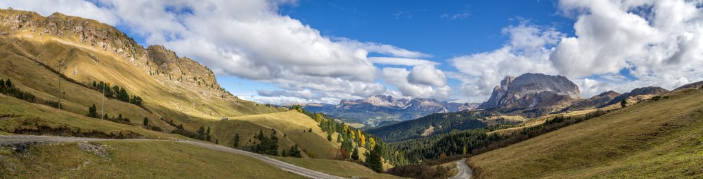 Herbstliche Seiser-Alm mit Blick auf die Puez-Geisler-Gruppe sowie den Lang- und Plattkofel, Seiseralm, Oktober 2015.
