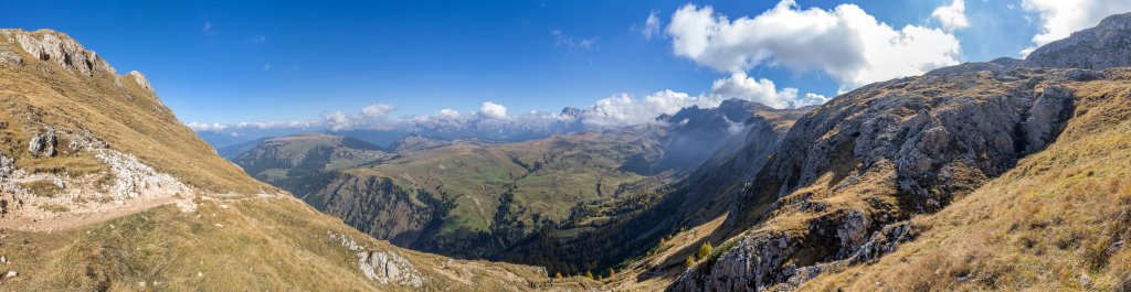 Blick auf die Seiseralm und den Puflatsch (2174m) beim Aufstieg auf den Schlern, Schlern, Oktober 2015.