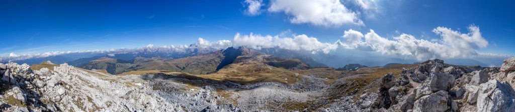 Vom Gipfel des Mont Pez (2563m) / Schlern eröffnet sich ein weiter Blick über die Seiseralm, auf den Puflatsch (2174m), die Puez-Geisler-Gruppe, den Lang- und Plattkofel, die Roßzähne und die nördlichen Ausläufer des Rosengartens, Schlern, Oktober 2015.