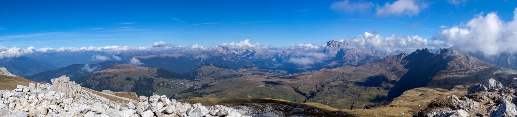 Vom Gipfel des Mont Pez (2563m) / Schlern eröffnet sich ein weiter Blick über die Seiseralm, auf den Puflatsch (2174m), die Puez-Geisler-Gruppe, den Lang- und Plattkofel, die Roßzähne und die nördlichen Ausläufer des Rosengartens, Schlern, Oktober 2015.