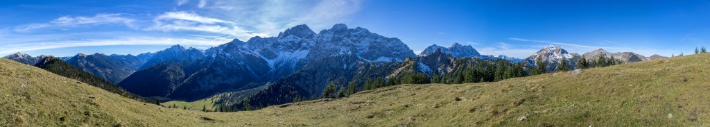 Der weite grasige Gipfel des Hochalplkopf (1770m) über dem Rontal im nördlichen Karwendel bietet einen weiten Rundumblick auf die hohen Gipfel der nördlichen Karwendelkette mit dem Lackenkarkopf (2416m), den Torwänden, der Östlichen Karwendelspitze (2538m), der Vogelkarspitze (2524m), der Hochkarspitze (2482m) und dem Wörner (2476m) aber auch auf den Schafreuther, das Schönalmjoch, den Kompar, die nahe gelegene Rappenspitze, die Soiernspitze, Krapfenkarspitze und Baierkarspitze, Karwendelgebirge, Oktober 2015.
