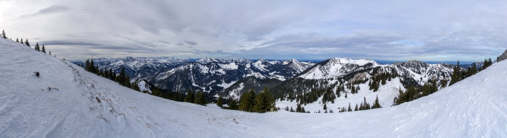 Blick vom Lämpersberg (1817 m) im Spitzinggebiet auf das  Rofan, den Guffert und die Berge des Mangfallgebirges mit Halserspitz, Risserkogel und Blankenstein, Brecherspitze, Jägerkampel und Taubenstein, Mangfallgebirge, Bayrische Alpen, Februar 2016.