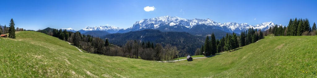 Das Graseck beim Eckbauer (1222m) bietet einen weiten Rundumblick vom Soierngebirge, das Westliche Karwendelgebirge, die Gipfel der Wettersteinwand, Partenkirchner Dreitorspitze, Oberreintalschrofen, Hinterreintalschrofen,Hochwanner, Alp- und Zugspitze, Wettersteingebirge, Mai 2015.