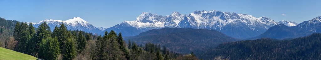 Blick auf Soierngebirge und Westliches Karwendel, Wettersteingebirge, Mai 2015.