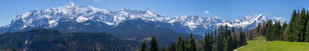 Blick auf Wettersteinspitze, Wettersteinwand, Partenkirchner Dreitorspitze, Oberreintalschrofen, Hinterreintalschrofen, Hochwanner, Alp- und Zugspitze, Wettersteingebirge, Mai 2015.