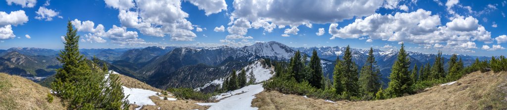 Kaiserwetter-Panorama vom Grasköpfl (1753m) vis-a-vis der Nordwand des Schafreuther (2101m) mit Blick von der Benediktenwand über den Sylvenstein-Stausee, Demeljoch und Juifen, die Karwendelkette, das Soierngebirge, Alp- und Zugspitze bis hin zum Estergebirge, Karwendel, Mai 2016.