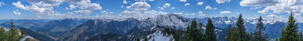 Große Karwendel-Gipfelschau vom Gipfel des Grasköpfls (1753m) vis-a-vis gegenüber der Schafreuther-Nordwand, Karwendel, Mai 2016.