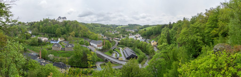 Blick vom Ziegenfelsen auf die Burg Wolkenstein und den im Tal der Zschopau gelegenen Bahnhof, Erzgebirge, Mai 2016.