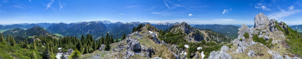 360-Grad-Panorama am Teufelstättkopf (1758m) mit Blick auf Sonnenberggrat, Latschenkopf (1740m) und Laubeneck (1758m). Im Hintergrund die Östlichen Ammergauer Alpen und das Wettersteingebirge mit der Zugspitze, Östliche Ammergauer Alpen, Mai 2016.