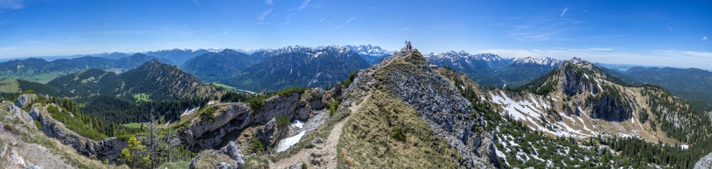 Grosses Alpenpanorama am Gipfel des Teufelstättkopfes (1758m) über dem August-Schuster-Haus, Pürschling und Sonnenberggrat mit Blick auf das benachbarte Laubeneck, die südlichen Unterammergauer Alpen, den Wetterstein mit der markanten Zugspitze und die entfernteren Ester-, Soiern- und Karwendelgebirge, Östliche Ammergauer Alpen, Mai 2016.