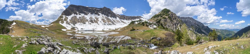 Am südlichen Ende des Krottenbachtales steigt man hinauf zum Delpssee (1590m), der auf der Delpsalm zwischen der steilen Nordwand des Baumgartenjochs (1939m), dem Westlichen Torjoch (1838m) und dem Stierjoch (1908m) eingebettet daliegt, Karwendelgebirge, Mai 2016.