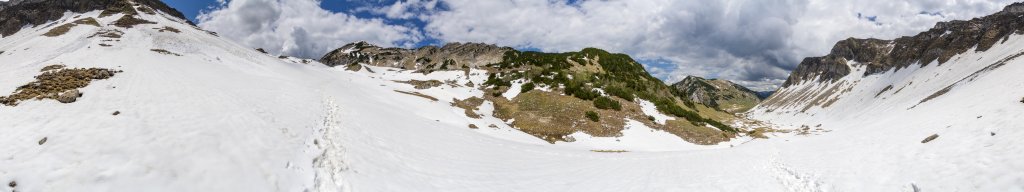 360-Grad-Panorama im Aufstieg über Schneefelder vom Delpssee (1590m) zur Tölzer Hütte (1835m) in einem eingekerbten Hochtal zwischen Schafreuther (2101m) und Westlichem Torjoch (1838m) auf der einen Seite sowie Baumgartenjoch (1939m) und Delpsjoch (1945m) auf der anderen Seite, Karwendelgebirge, Mai 2016.