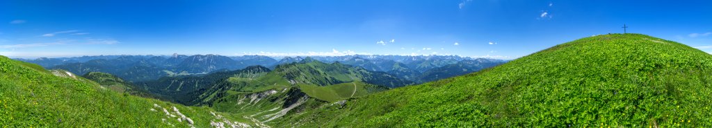 360-Grad-Panorama unterhalb des Gipfels des Juifen (1988m) - der weitgehend frei stehende Gipfel des Juifen bietet eine grandiose Gipfelschau in Richtung Süden mit Blick auf den Guffert, den Unnütz und das Rofan, die Berge am Achensee und die nördlichen Karwendelketten, Karwendelgebirge, Juli 2016.