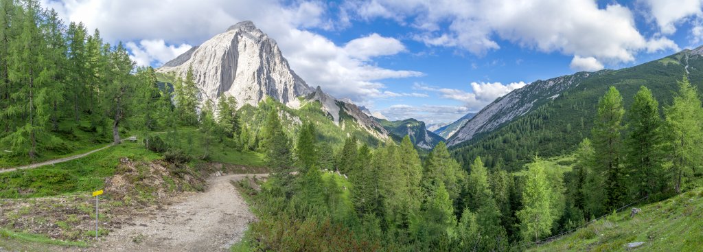 Blick von der Terrasse des Hallerangerhauses (1768m) auf die Ost- und Nordwände von Kleinem und Großem Lafatscher (2695m) und auf das nach Scharnitz hinausziehende Hinterautal, Karwendelgebirge, Juli 2016.