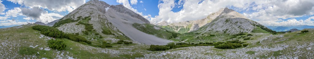 360-Grad-Panorama am Lafatscher Joch (2085m) zwischen der Speckkar Spitze (2621m) und dem Kleinen und Großen Lafatscher (2695m), Karwendelgebirge, Juli 2016.