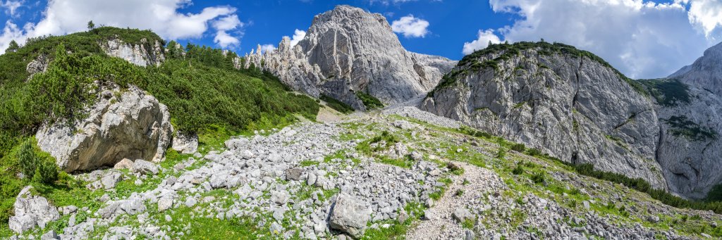 Blick auf die Schnittlwände an der Speckkar Spitze (2621m) oberhalb vom Halleranger Haus am Weg zum Lafatscher Joch, Karwendelgebirge, Juli 2016.