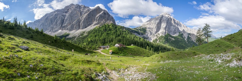 Blick auf die Halleranger-Alm (1776m) vor Großem & Kleinem Bettelwurf (2725m), Speckkarspitze (2621m), Lafatscher-Joch (2085m) und Kleinem & Großem Lafatscher (2695m), Karwendelgebirge, Juli 2016.