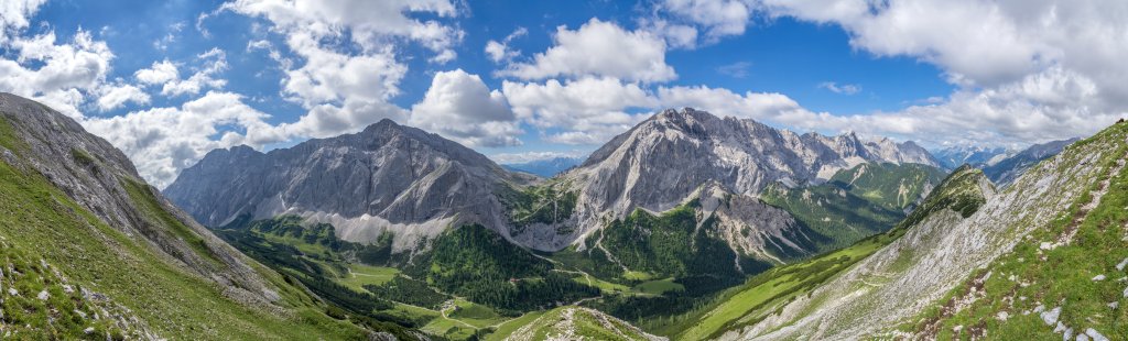 Panorama im Aufstieg auf die Sunntigerspitze (2322m) mit Blick über das obere Hinterautal mit Hallerangeralm, Hallerangerhaus (1768m), Überschalljoch (1910m), Großem Bettelwurf (2725m), Speckkar-Spitze (2621m), Lafatscherjoch und Großem Lafatscher (2695m), Karwendelgebirge, Juli 2016.