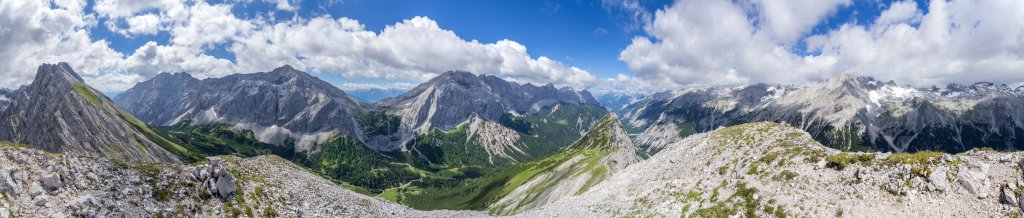 Gipfel-Panorama auf der Sunntigerspitze (2322m) hoch über dem oberen Hinterautal mit Blick auf die benachbarte Gamskarspitze (2513m), das Überschall-Joch (1910m), den Großen und Kleinen Bettelwurf (2725m), die Speckkar-Spitze (2621m), darunter auf das Hallerangerhaus (1768m), das Lafatscher-Joch (2085m), den Kleinen und Großen Lafatscher (2695m), die Bachofen-Spitzen, die Praxmarerkar-Spitzen, den Reps (2160m) vor dem Hinterautal talauswärts in Richtung Scharnitz sowie auf die im Norden gelegene zentrale Karwendelkette, Karwendelgebirge, Juli 2016.