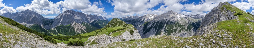 360-Grad-Panorama am Sattel zwischen Reps (2160m) und Sunntiger Spitze (2322m), Karwendelgebirge, Juli 2016.