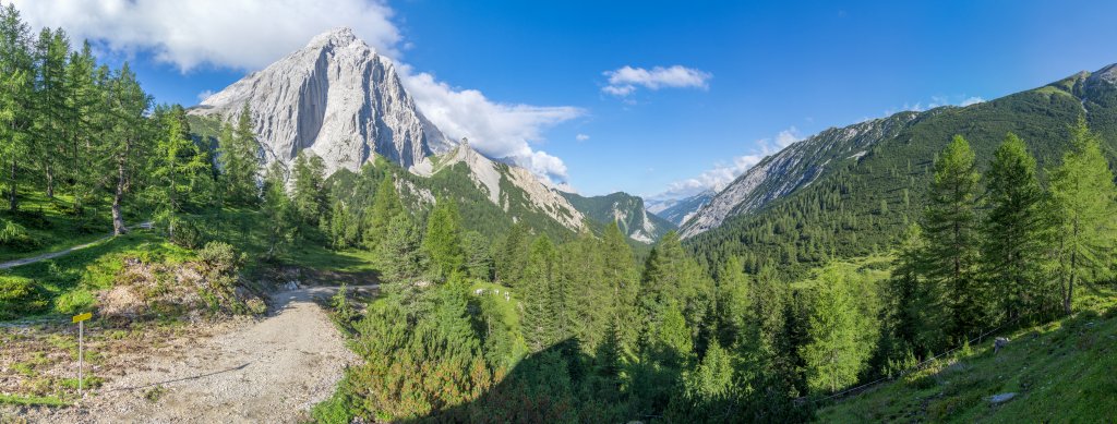 Blick von der Terrasse des Hallerangerhauses (1768m) auf die Ost- und Nordwände von Kleinem und Großem Lafatscher (2695m) und auf das nach Scharnitz hinausziehende Hinterautal, Karwendelgebirge, Juli 2016.