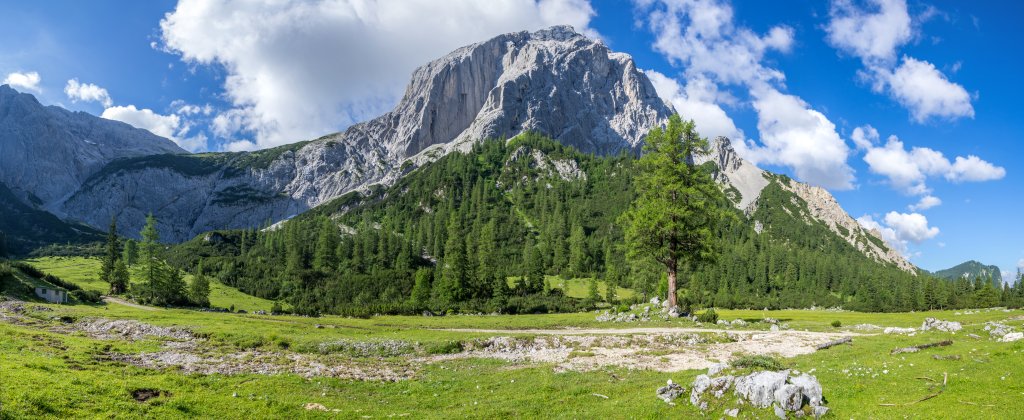 Panorama im Abstieg vom Hallerangerhaus über Kohler Alm und Lafatsch Alm mit Blick auf das Lafatscher Joch (2085m) und den Großen Lafatscher (2695m), Karwendelgebirge, Juli 2016.