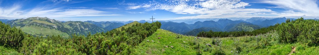 360-Grad-Panorama am Gipfel des Frechjochs (1788m) mit Blick auf das Hintere Sonnwendjoch (1986m), das Schönfeldjoch (1716m), den Veitsberg (1787m) vor Zahmem und Wildem Kaiser und die am Horizont lang gestreckte Kette der Hohen Tauern und Zillertaler Alpen, Mangfallgebirge, Bayrische Alpen, August 2016.