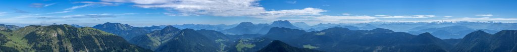 Der Veitsberg (1787m) in den Brandenberger Alpen sucht mit seinem weiten Panorama seinesgleichen, das vom Wendelstein und Schönfeldjoch über den Grossen Thraithen, Brünnstein und das Trainsjoch, Zahmen und Wilden Kaiser bis hin zu Großglockner (3798m), Großvenediger (3666m), Dreiherrenspitze (3499m) und die Zillertaler Alpen reicht. Mangfallgebirge, Bayrische Alpen, August 2016.