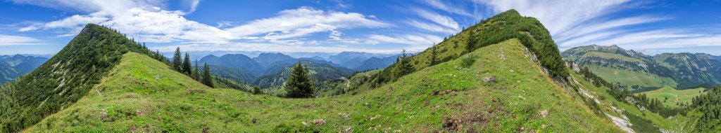 360-Grad-Panorama im Sattel zwischen Frechjoch (1788m) und Thalerjoch (1775m) mit Blick auf die Brandenberger Alpen, das Rofan und den Alpenhauptkamm sowie im Norden auf die Grabenbergalm (1405m), die Ackernalm (1340m), das Hintere Sonnwendjoch (1986m) und das Schönfeldjoch (1716m), Mangfallgebirge, Bayrische Alpen, August 2016.