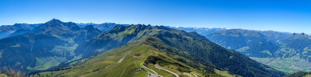 Blick vom Wiedersberger Horn (2127m) auf den Galtenberg (2424m), den Dristenkopf (2203m), die Sagtaler Spitzen und die dahinter aufragenden Zillertaler Alpen, Westliche Kitzbüheler Alpen, August 2016.
