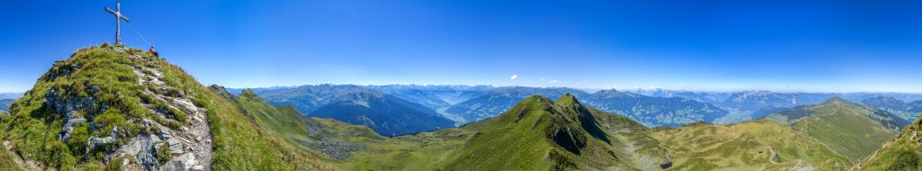 360-Grad-Panorama am Gipfel des Standkopfes (2241m) mit Blick ins Zillertal, auf Karwendel, Achensee und Rofan sowie aufs Wiedersberger Horn (2127m), Westliche Kitzbüheler Alpen, August 2016.