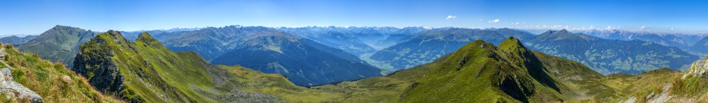 Große Gipfelschau am Gipfel des Standkopfes (2241m) im Kranz der Sagtaler Spitzen im Alpbachtal mit Blick auf den Alpenhauptkamm der Hohen Tauern, des Großvenedigers und der Zillertaler Alpen sowie auf die Tuxer Alpen mit dem Kellerjoch (2344m) und das Karwendelgebirge auf der nördlichen Seite des Inntals, Westliche Kitzbüheler Alpen, August 2016.