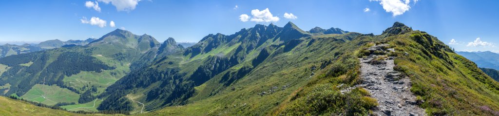 Blick vom Verbindungsgrat zwischen Wiedersberger Horn (2127m) und Hochstand (2058m) auf den Bergkranz des Alpbachtals mit dem Galtenberg (2424m), dem Dristenkopf (2203m, rechts davon schaut der Großvenediger durch die Lücke) und dem Standkopf (2241m), Westliche Kitzbüheler Alpen, August 2016.