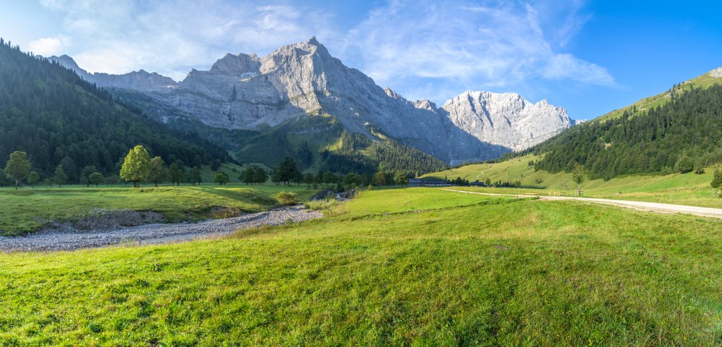 Die Eng im Morgenlicht und mit Blick auf die Dreizinken Spitze (2602m) und die Lalider Wände, Karwendelgebirge, September 2016.