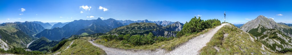 360-Grad-Panorama am Gipfel des Plumsjochs (1920m) mit Blick auf die im Norden benachbarte Montscheinspitze (2106m) und auf die im Süden gelegenen Pertisauer Karwendeltäler mit dem Achensee, Falzthurnjoch, Bettlerkarspitze und Sonnjoch, Satteljoch (1935m) und Kompar (2010m), Karwendelgebirge, September 2016.