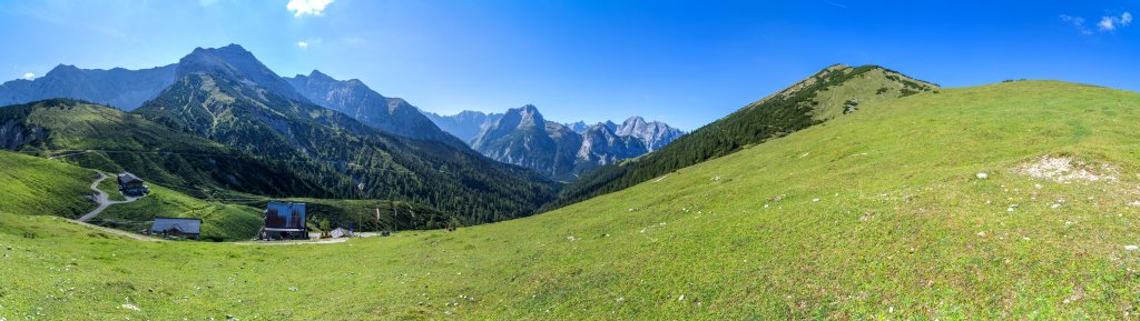 Blick am Plumsjochsattel auf die Plumsjochhütte (1630m), die Schaufelspitze (2308m), das Sonnjoch (2458m), Laliderer Wände und Gamsjoch (2452m), die Falkengruppe und das Satteljoch (1935m), Karwendelgebirge, September 2016.