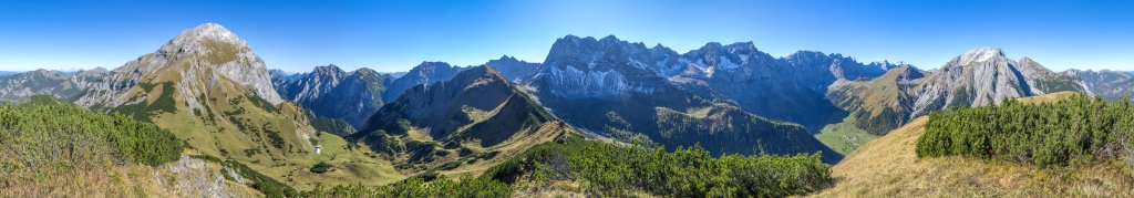 360-Grad-Panorama am Gipfel des Grameijochs (2017m) mit weitem Rundumblick auf das Sonnjoch (2458m), die Hahnkampel Spitze (2080m), die Lamsenspitze (2508m), die Laliderer Wände über der Eng und das Gamsjoch (2452m), Karwendelgebirge, September 2016.