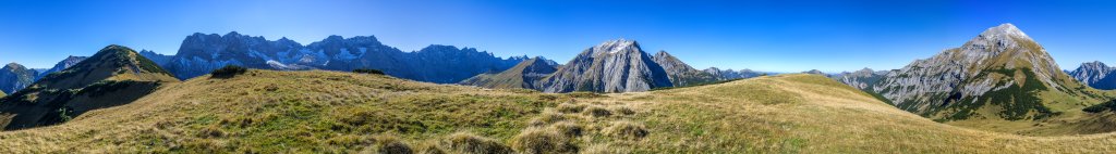 360-Grad-Panorama am alpinistisch sehr bedeutsamen Gipfel des Stoanblamlkopfes (1954m) mit weitem Rundumblick auf das Grameijoch (2017m), die Lamsenspitze (2508m), die Laliderer Wände über der Eng, das Gamsjoch (2452m) und das Sonnjoch (2458m), Karwendelgebirge, September 2016.