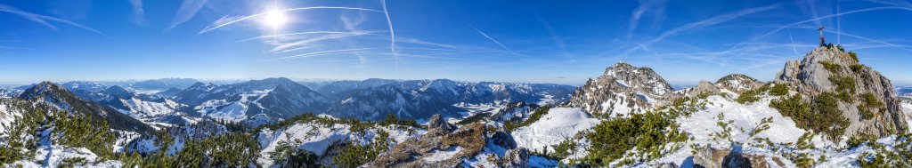 360-Grad-Panorama vom Vorgipfel der Lacherspitze (1724m) mit Blick auf Zahmen und Wilden Kaiser, das Sudelfeld-Skigebiet und das Mangfallgebirge sowie die benachbarten Gipfel des Wildalpjochs (1720m) und des Wendelsteins (1838m), Mangfallgebirge, Bayrische Alpen, Januar 2017.